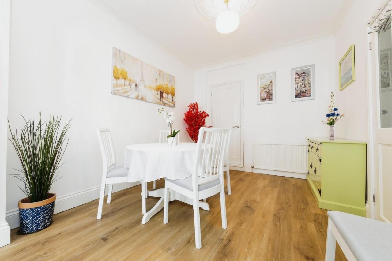 Your Chic 3Br Home Comfort And Style In Лондон Экстерьер фото