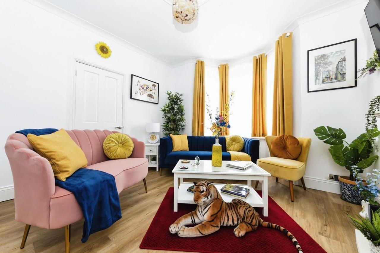 Your Chic 3Br Home Comfort And Style In Лондон Экстерьер фото