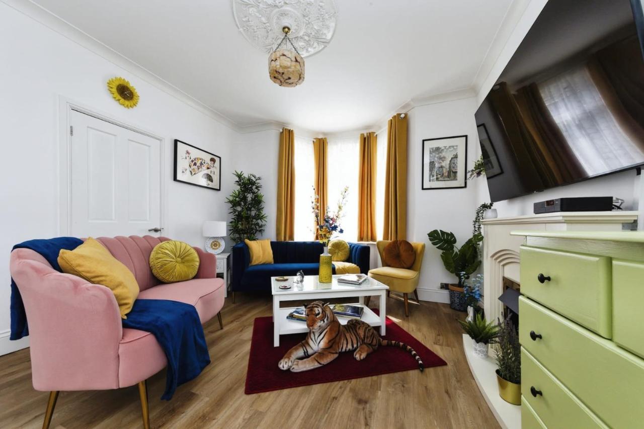 Your Chic 3Br Home Comfort And Style In Лондон Экстерьер фото