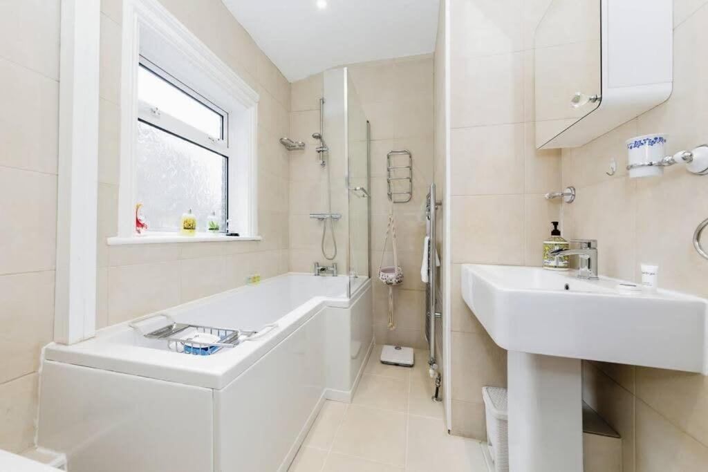 Your Chic 3Br Home Comfort And Style In Лондон Экстерьер фото