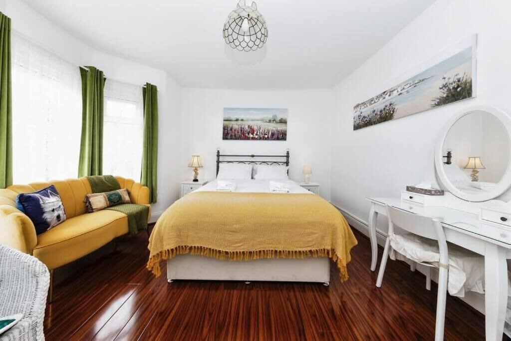 Your Chic 3Br Home Comfort And Style In Лондон Экстерьер фото